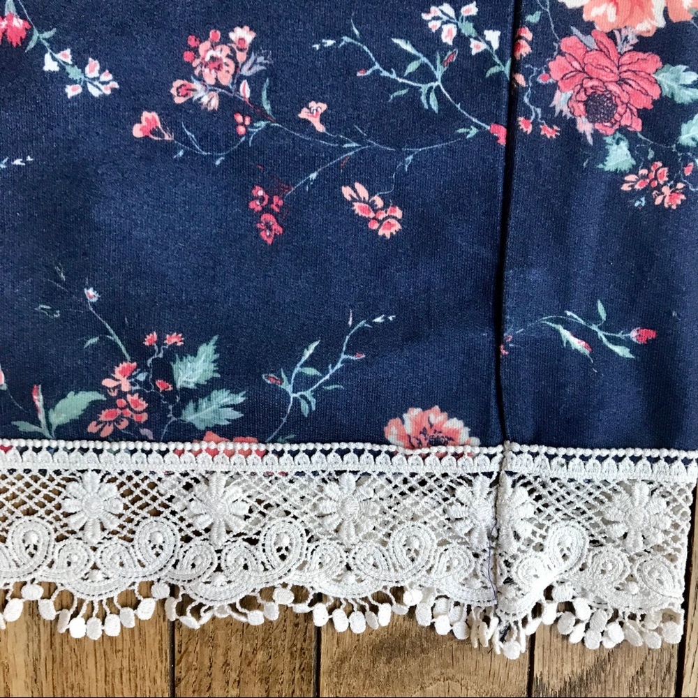 Eyeshadow Floral Top w/Split Back & Crochet Trim - Picture 3 of 8